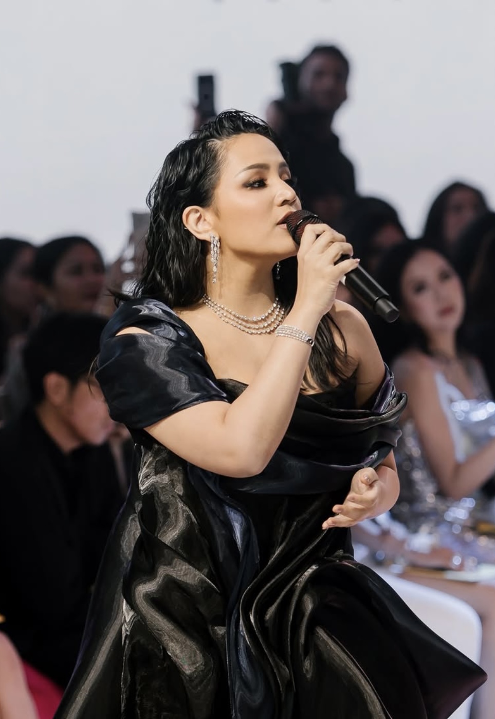 Angel Pieters Tampil Memikat dengan Perhiasan Berlian MONDIAL 