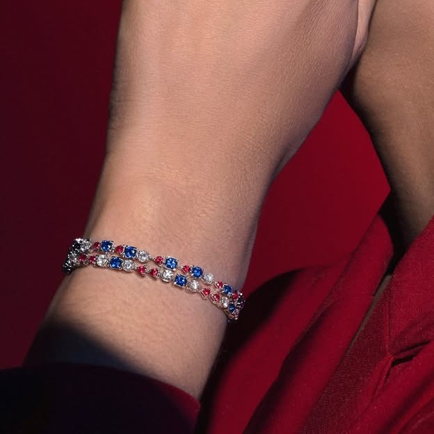 Party Look Terlihat Mewah dengan Gelang Bracelet MONDIAL yang Elegan