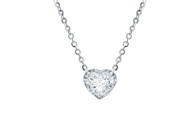 kalung-dengan-liontin-berlian