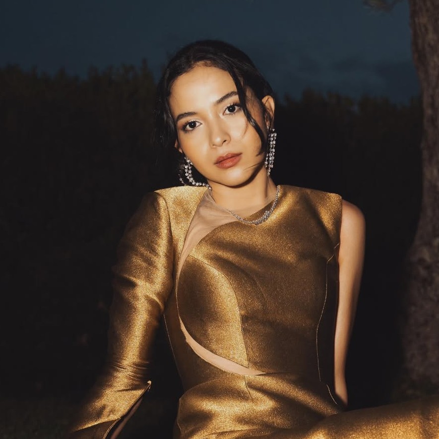 Gaya Putri Marino yang Mewah Memakai Anting Berlian MONDIAL