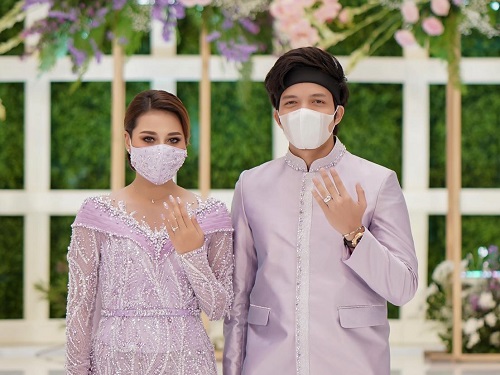 Atta-Halilintar-Aurel-Hermansyah-mengenakan-Cincin-Lamaran-MEC-Ultimate-dari-Misss-Mondial-Jeweler