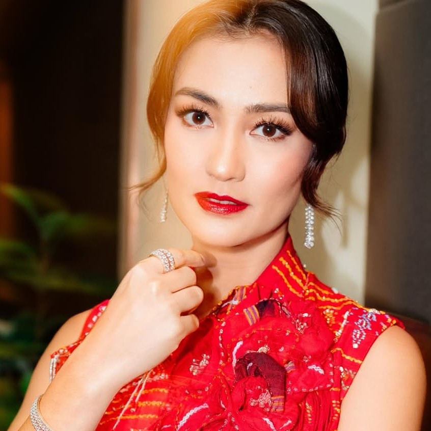 Anting Berlian MONDIAL Menyempurnakan Tampilan Atiqah Hasiholan