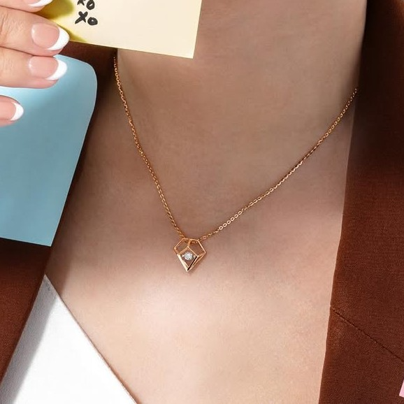 Tetap tampil stylish dengan kalung liontin minimalis buat daily look