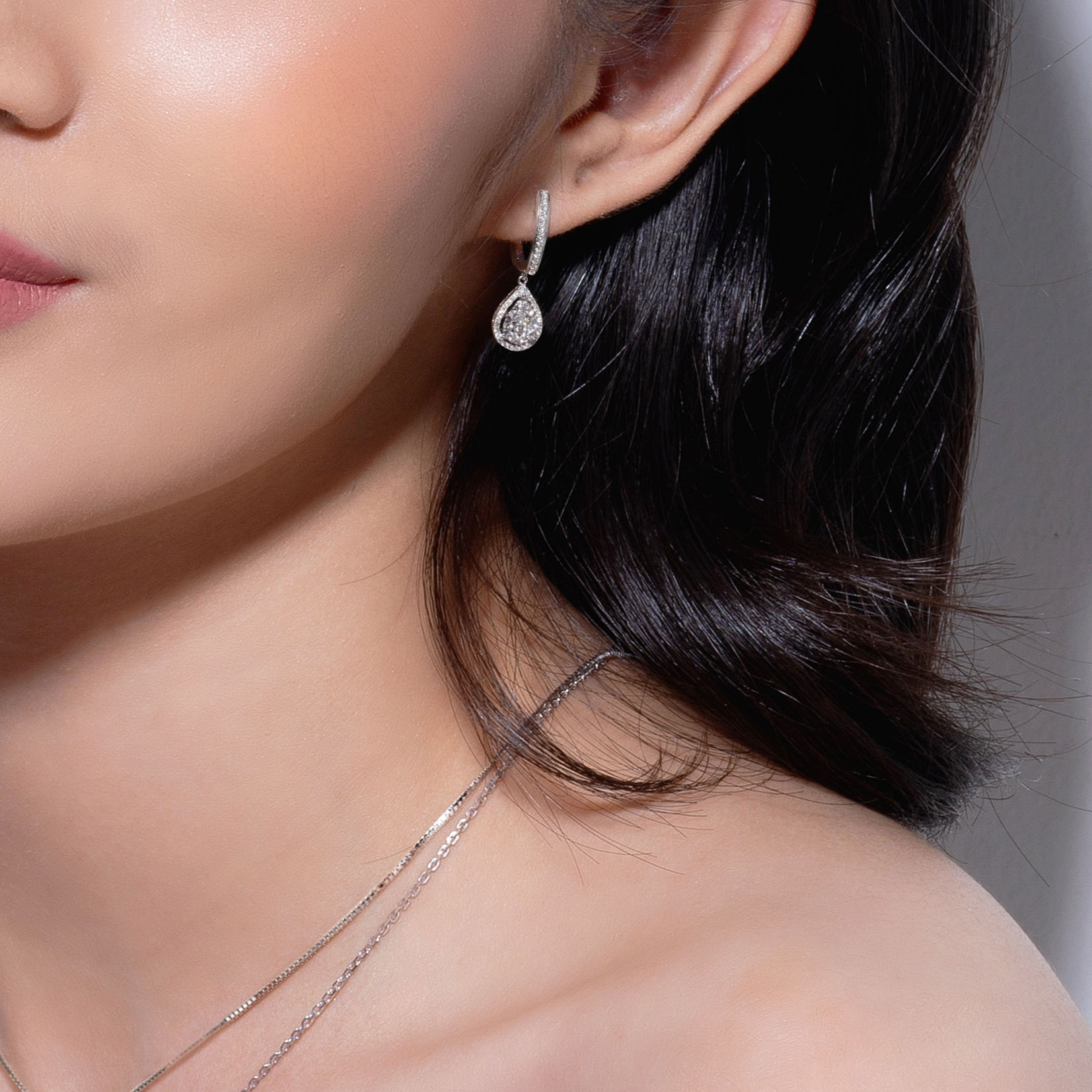 Anting Berlian Model Teardrop buat Office Look Semakin Memukau