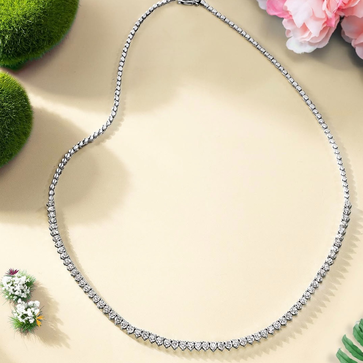 Kemilau kalung berlian tenis pancarkan kemewahan buat formal look kian mempesona