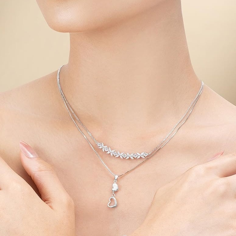 Layering Kalung yang Unik untuk Berbagai Jenis Outfit