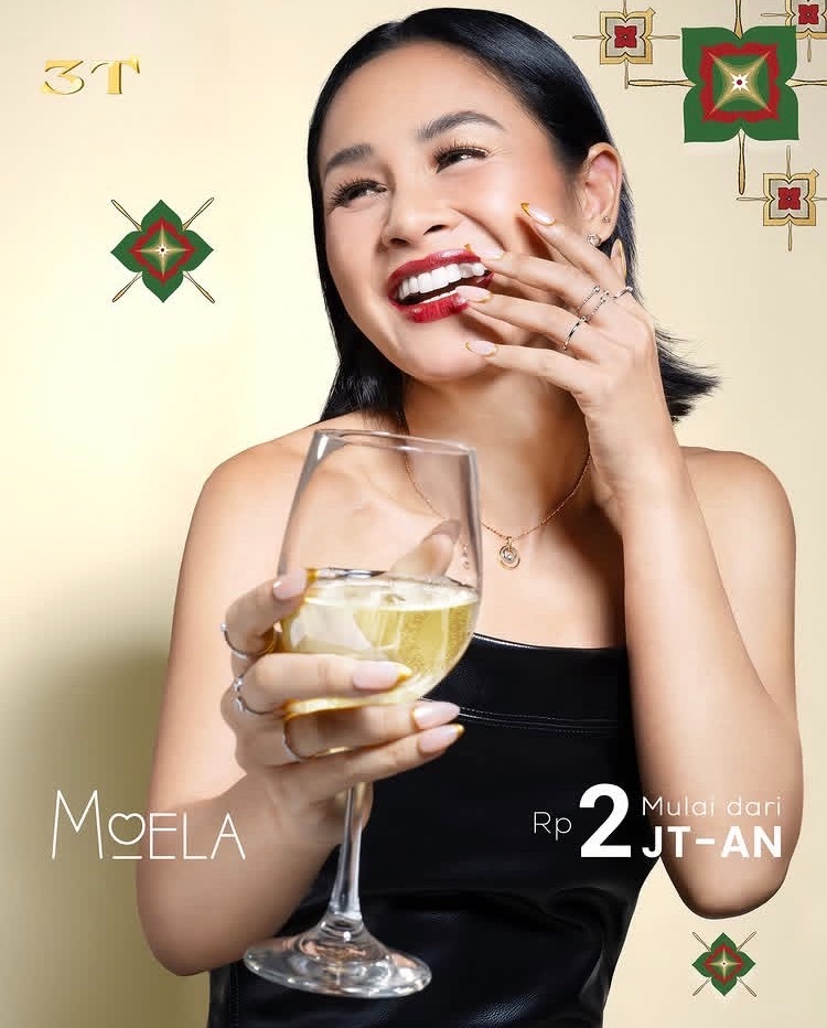 Penyanyi Andien Tampil Elegan Memakai Koleksi MOELA 18K