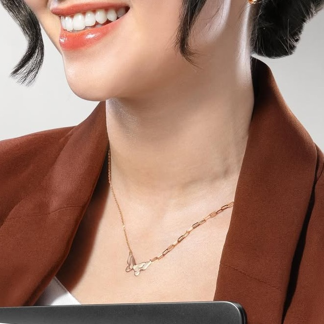 Liontin emas dengan desain minimalis yang cocok untuk daily look