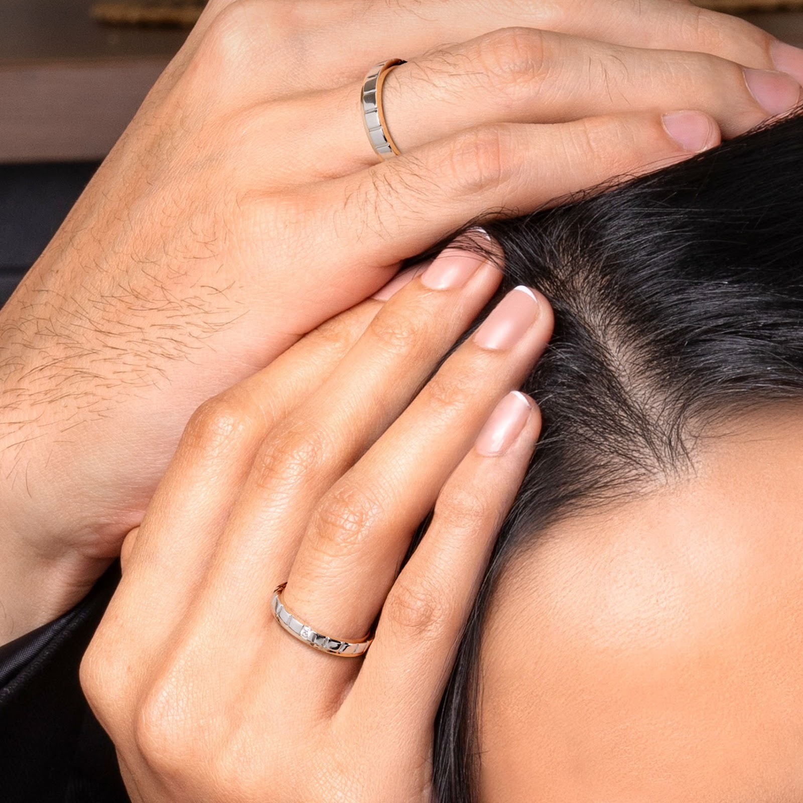 Cincin nikah berlian dengan aksen tekstur unik tampilkan keunikan tersendiri