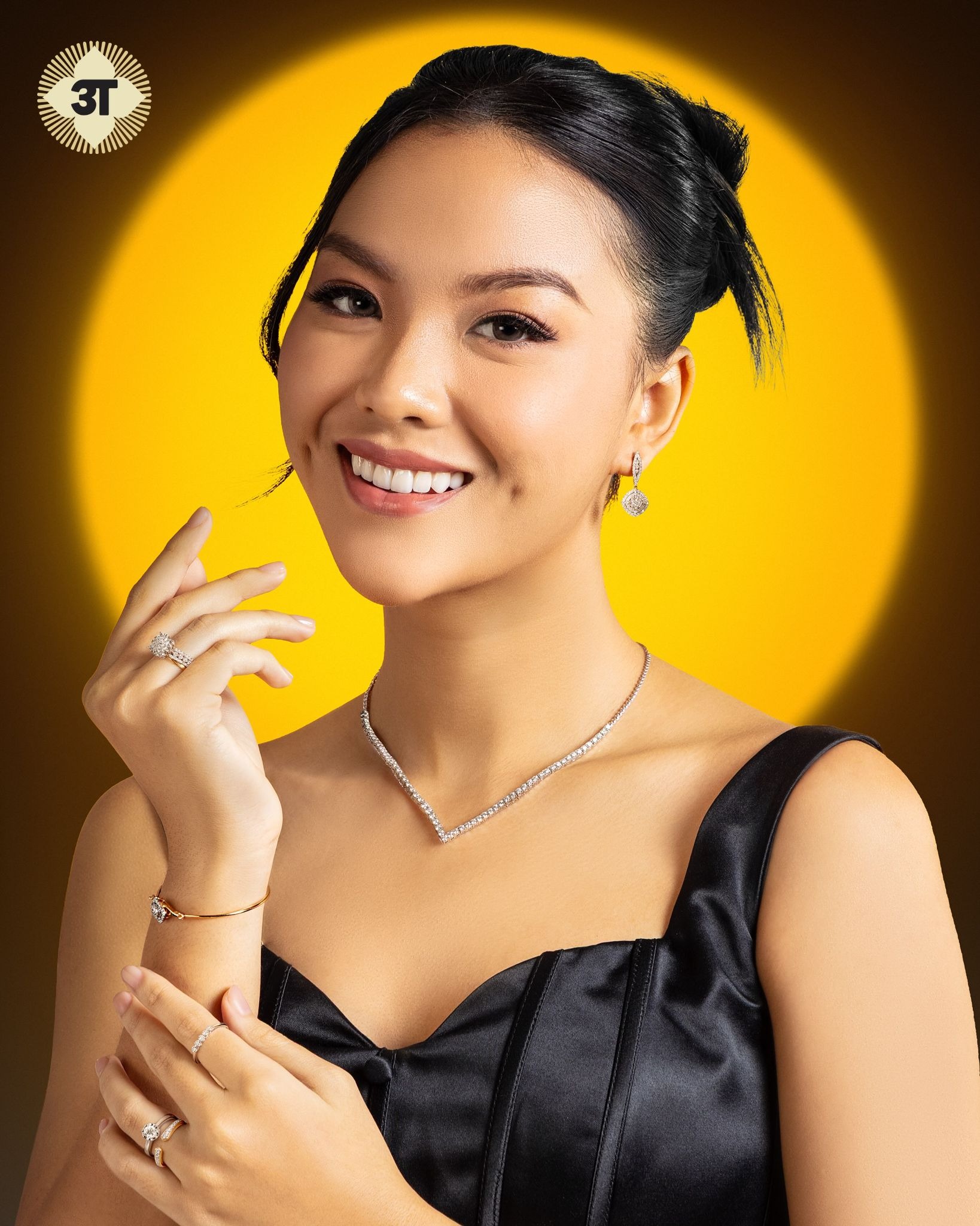 Tampil Anggun dengan Kalung Emas Putih V-Shape dan Gaun Berkerah Pendek
