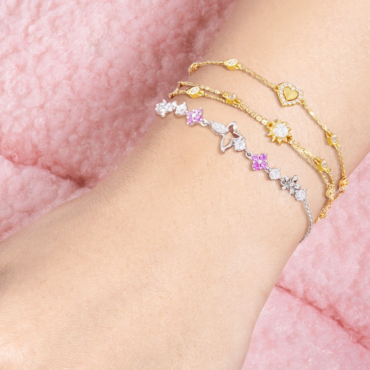 Gelang Emas yang Cantik Dipadupadankan dengan Berbagai Outfit dan Tetap Nyaman