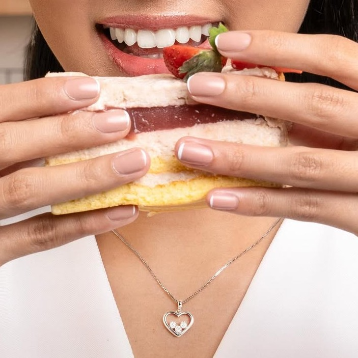 Kilau berlian menyempurnakan liontin emas untuk berbagai occasion