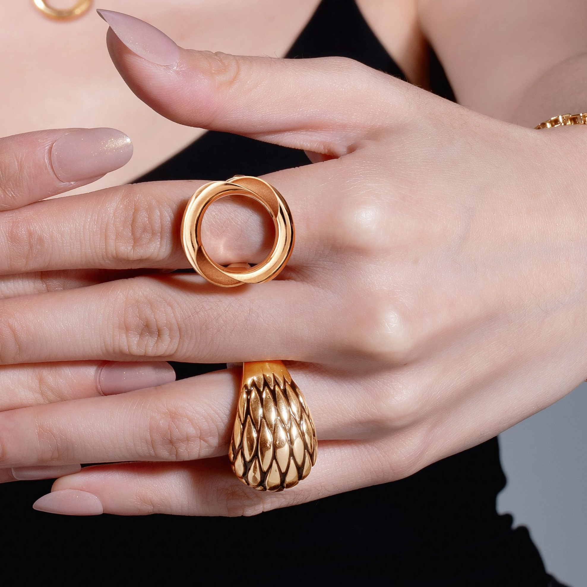 Cincin Emas Geometris yang Melambangkan Ketegasan dan Kekuatan Seorang Wanita