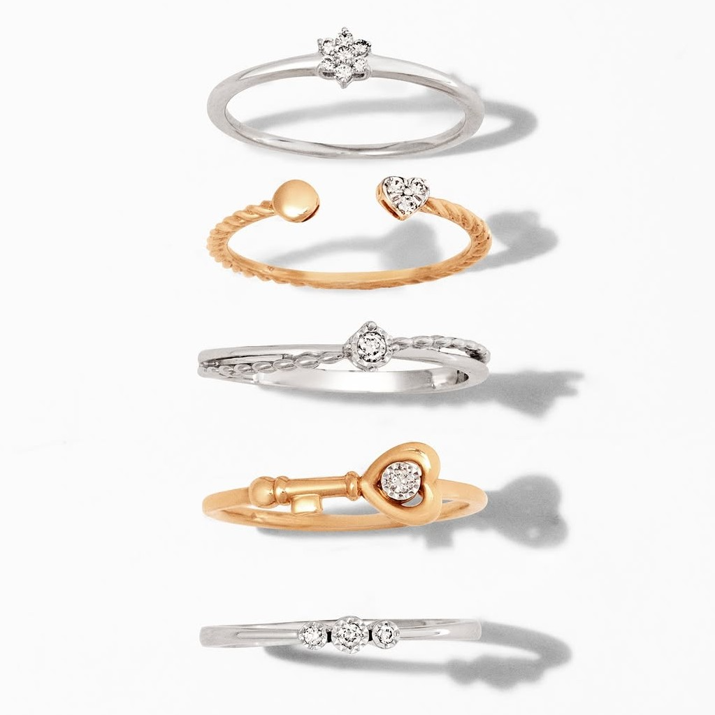 Kenakan cincin berlian dengan desain geometris yang unik agar tampil standout