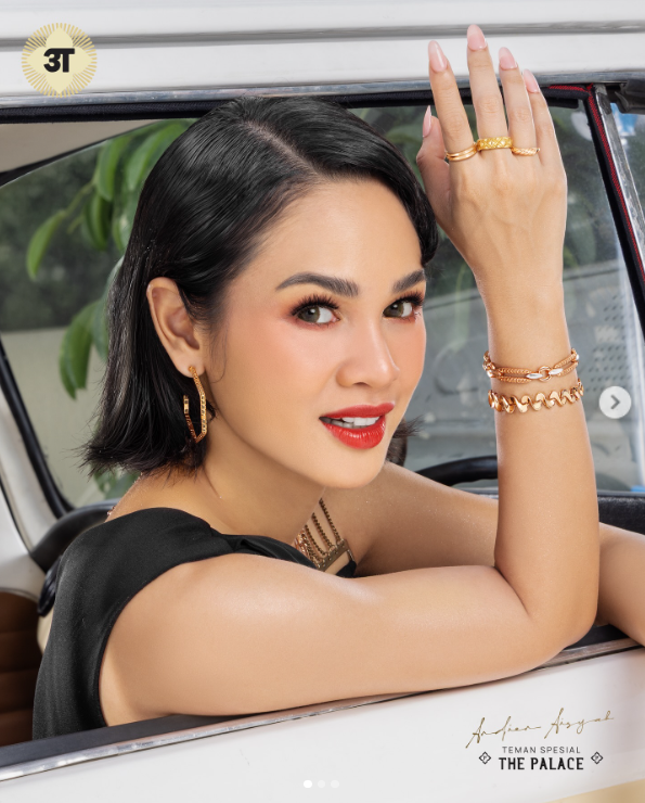 Pesona Andien dengan Gelang Emas Bold