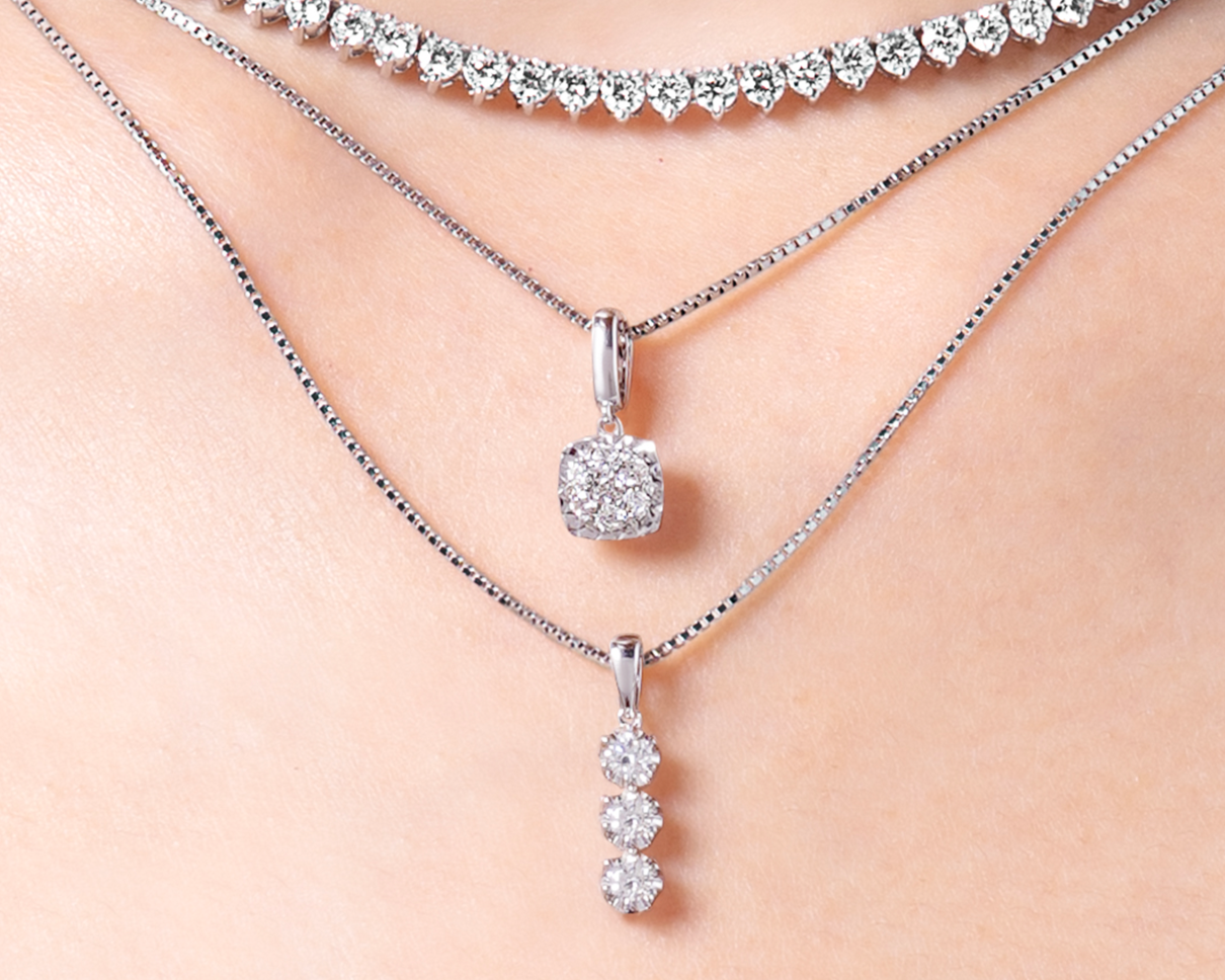 Liontin Trilogy Menampilkan Gaya Anggun Penuh Makna