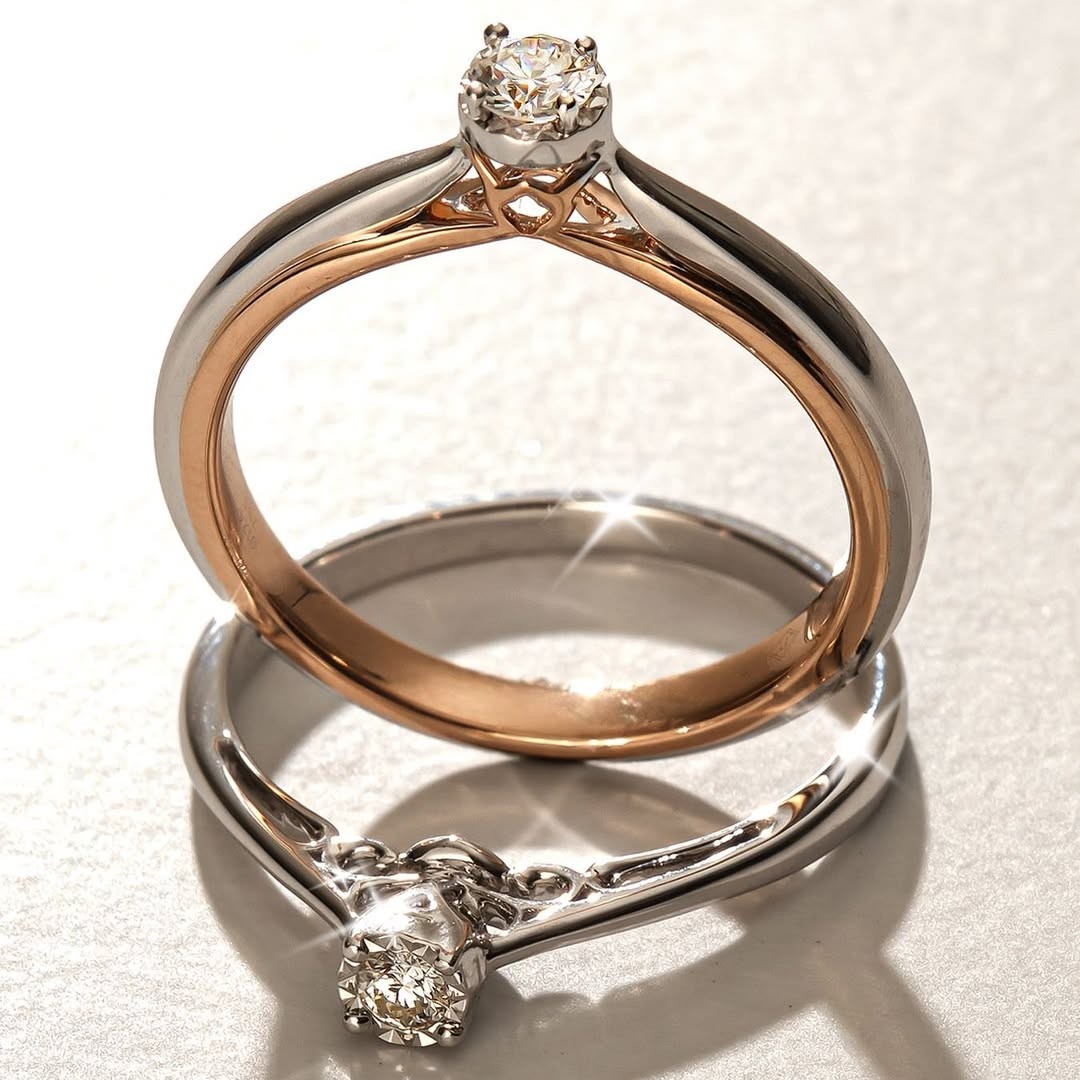 Cincin Solitaire dengan Perpaduan Emas yang Hangat