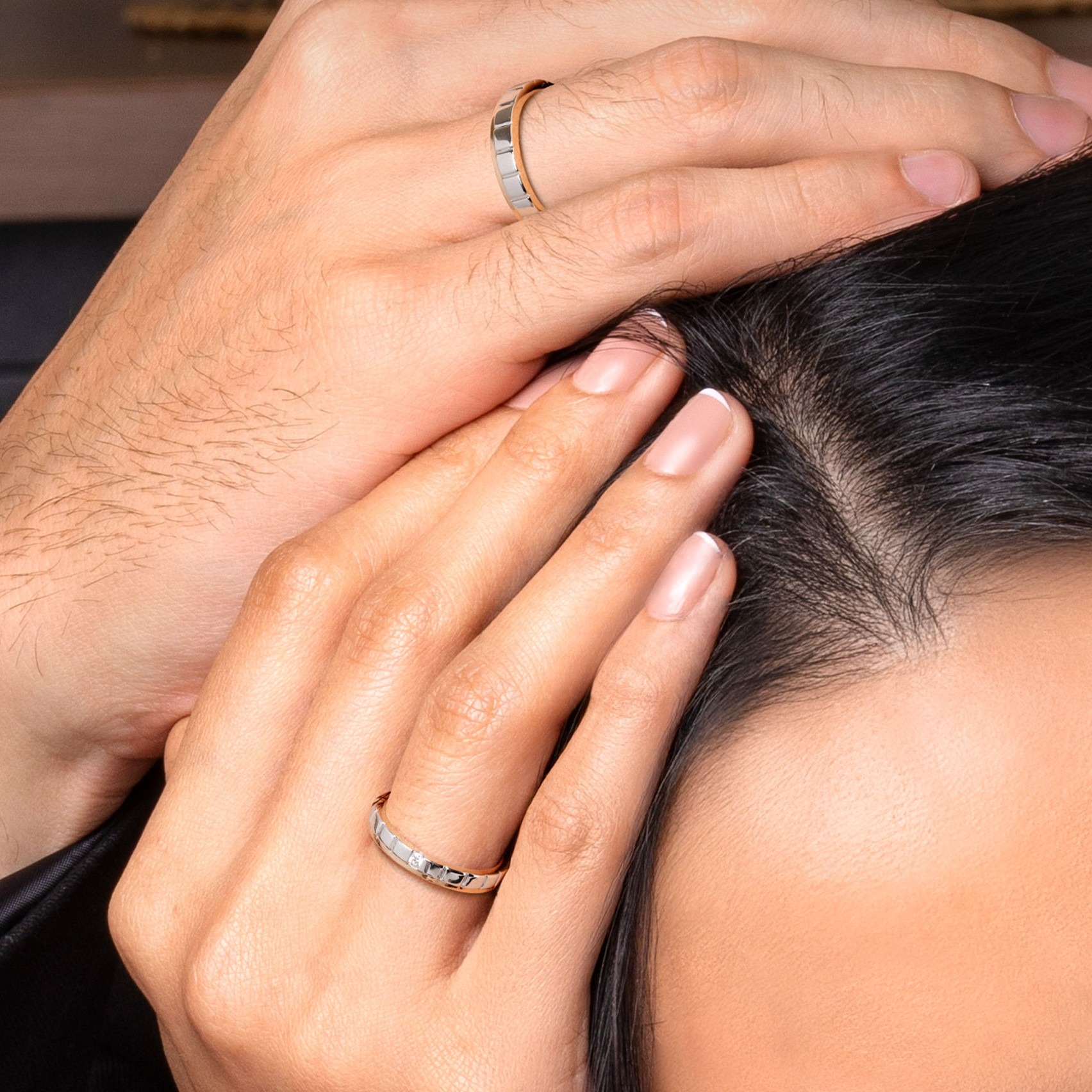 Cincin nikah berlian dengan aksen tekstur unik tampilkan keunikan tersendiri