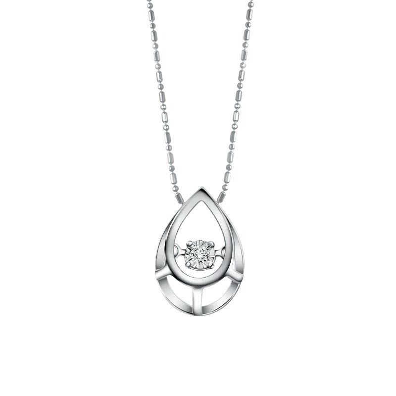 Kilau Kalung dengan Liontin Berlian Membuat Casual Look Lebih Eksklusif