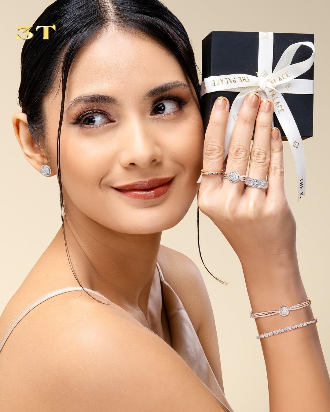 Dengan harga cincin emas yang affordable, Anda pun bisa tampil mewah dan berkilau