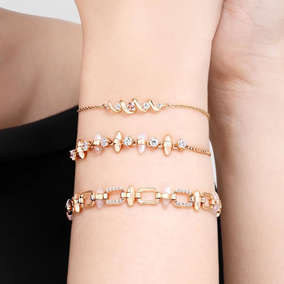 Kilau berlian pada gelang menambah kesan elegan saat dipakai