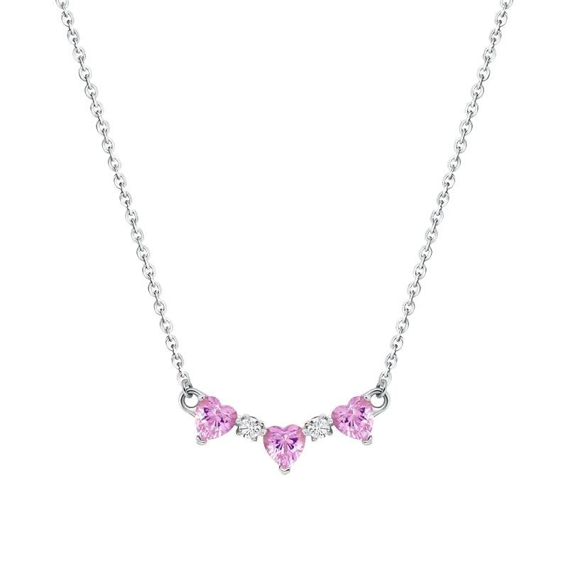 Kalung Heart Trio Link Heart buat Penampilan Sehari-Hari Semakin Manis Elegan