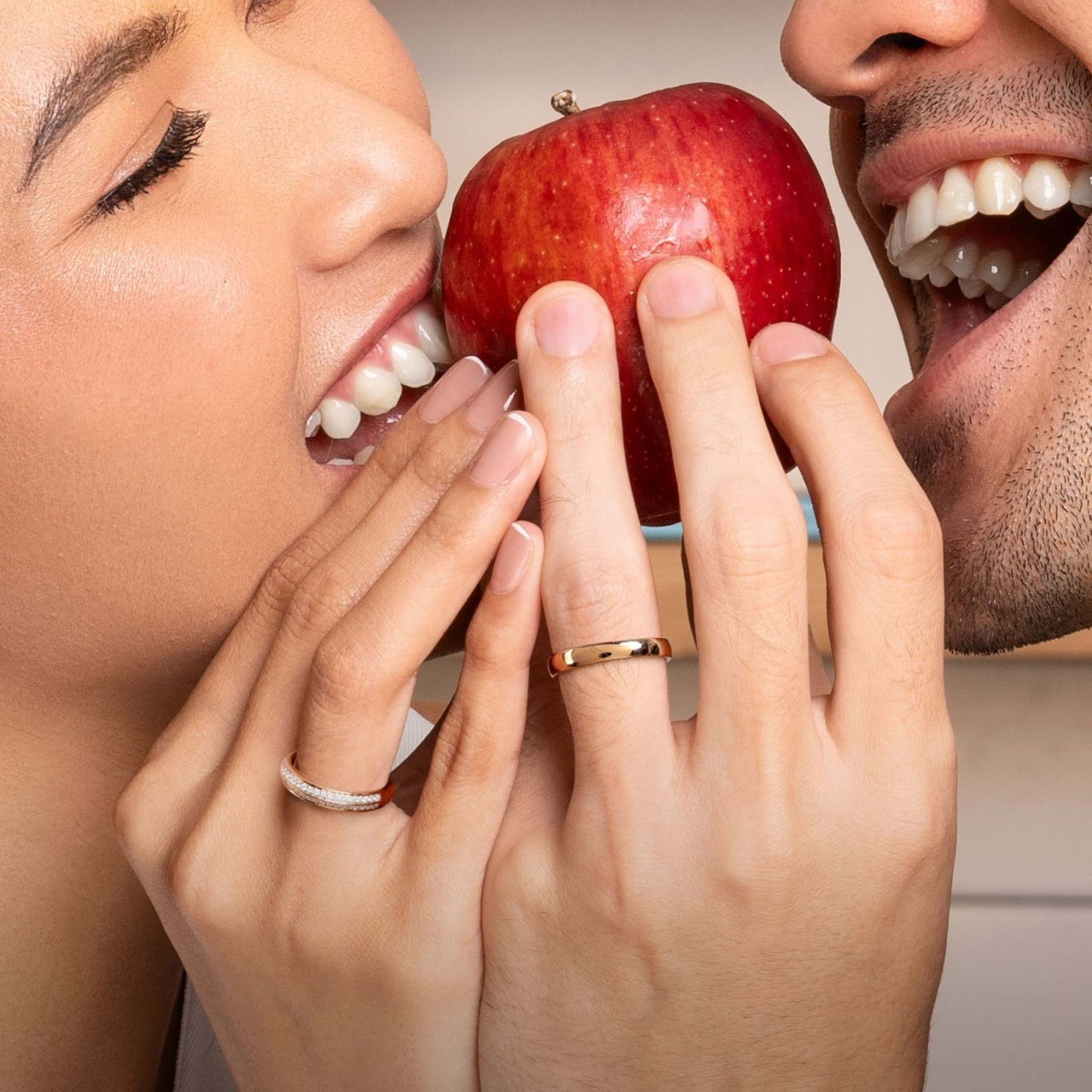 Sepasang cincin nikah emas putih berhiaskan berlian idaman bagi pasangan modern