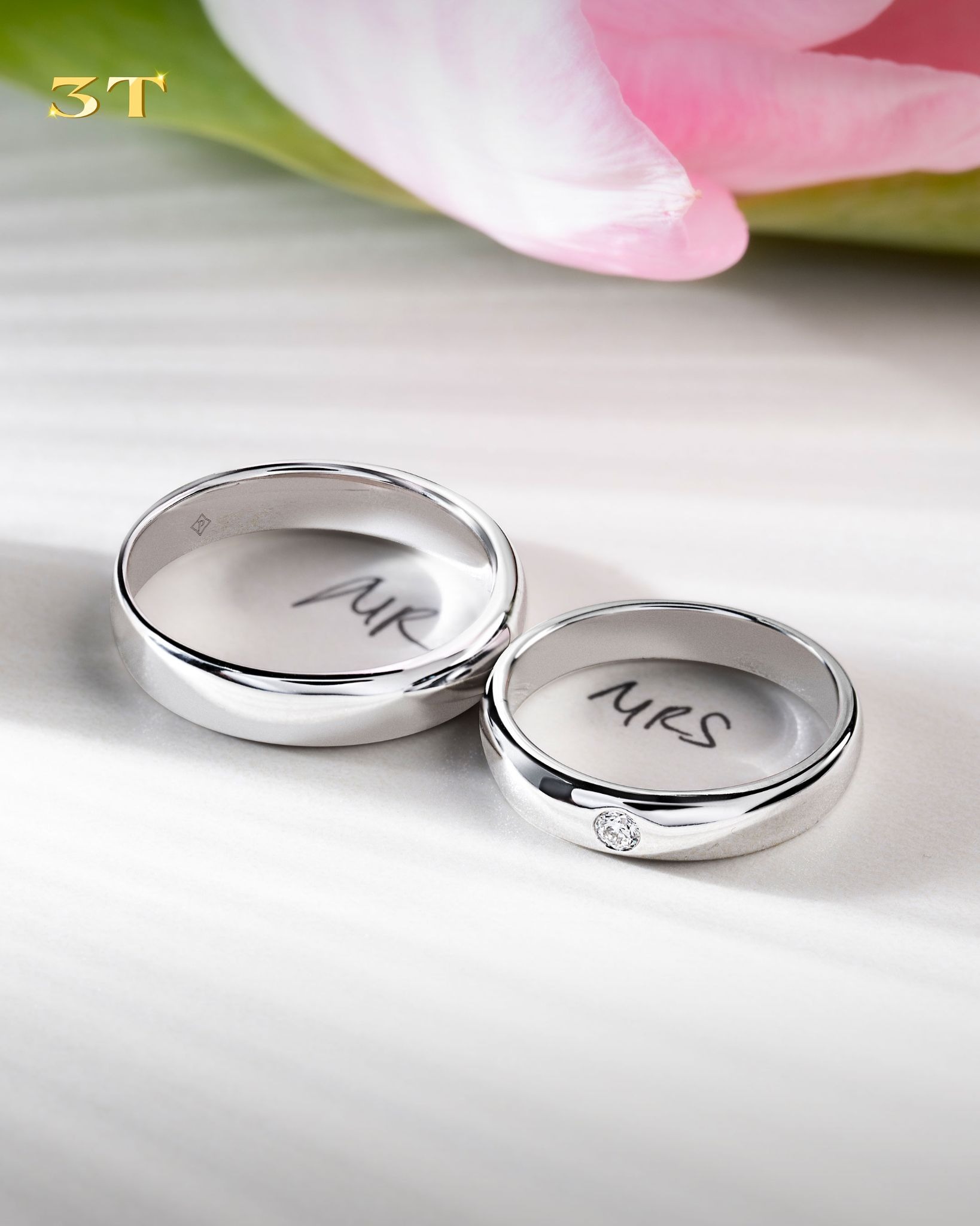 Cincin Solitaire dengan Detail Modern Cocok untuk Couple Masa Kini