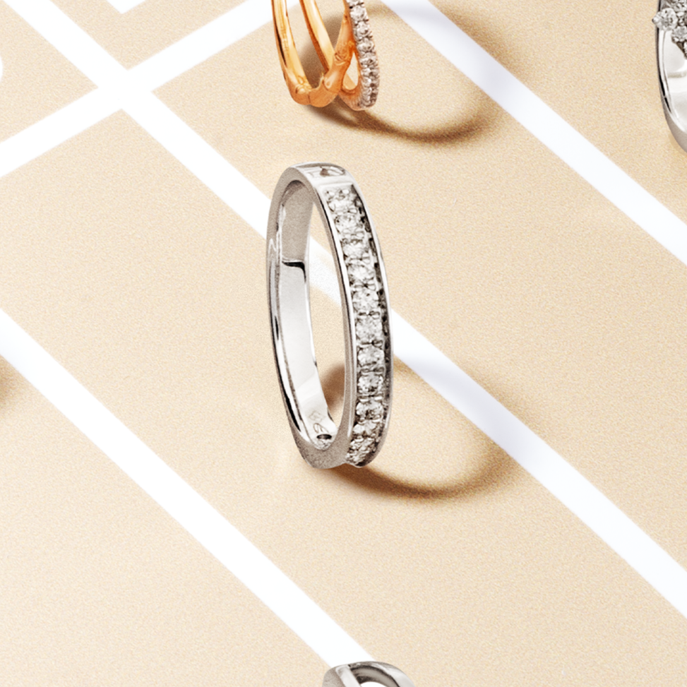 Tampil elegan di berbagai acara dengan model cincin berlian tennis