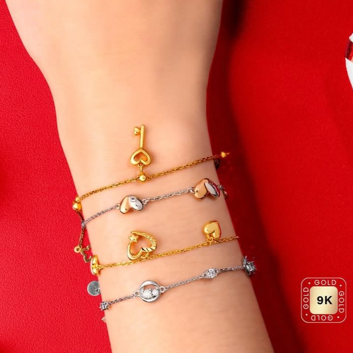 Charm Bracelet Emas dengan Detail Personal untuk Melengkapi Gaya Sehari-Hari