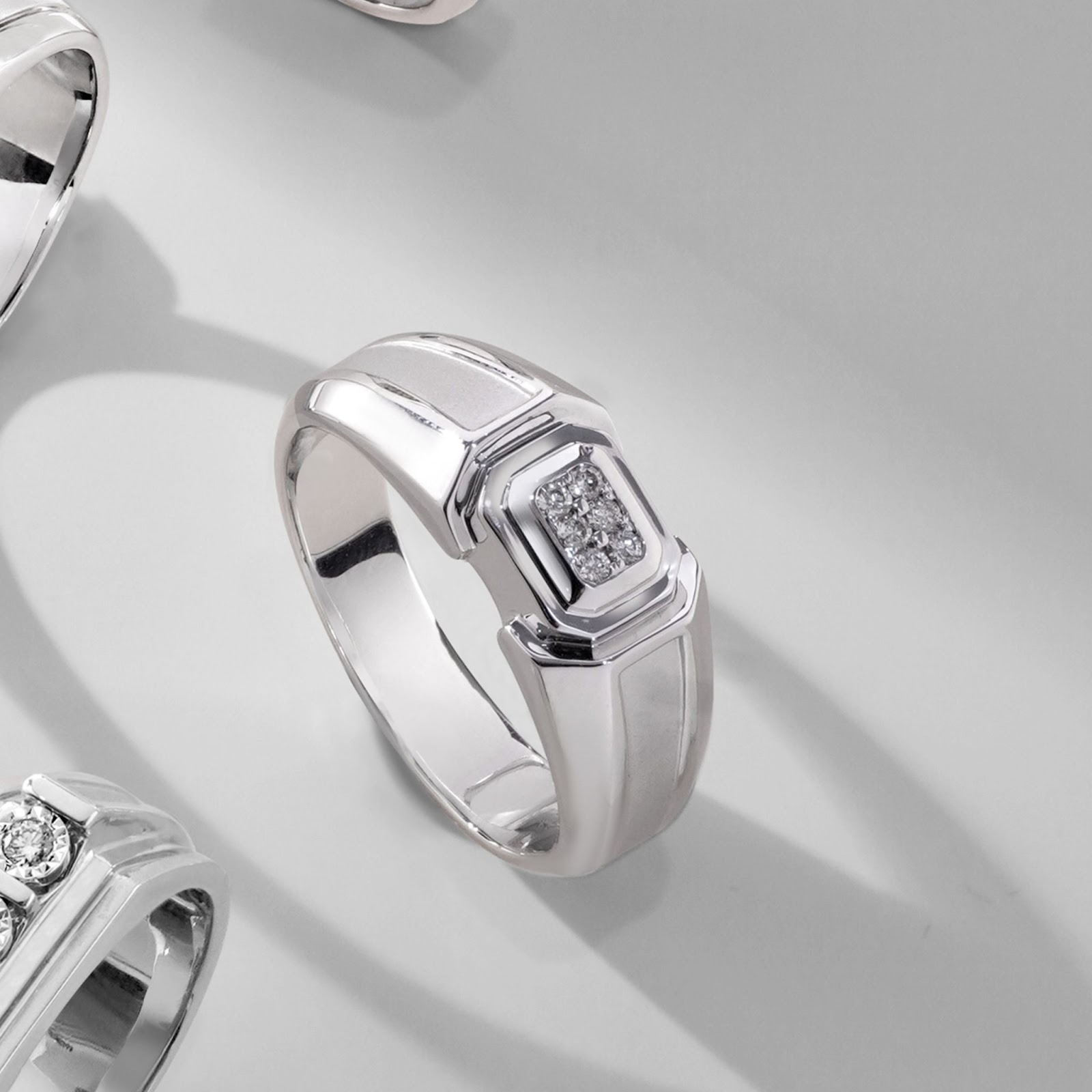 Model cincin pria elegan bertabur berlian pancarkan kesan maskulin dan mapan