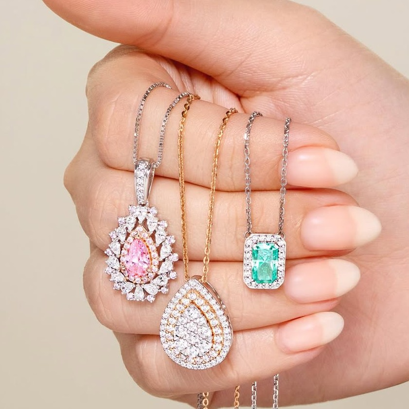 Kenakan Liontin Berhiaskan Permata untuk Setiap Momen Spesial