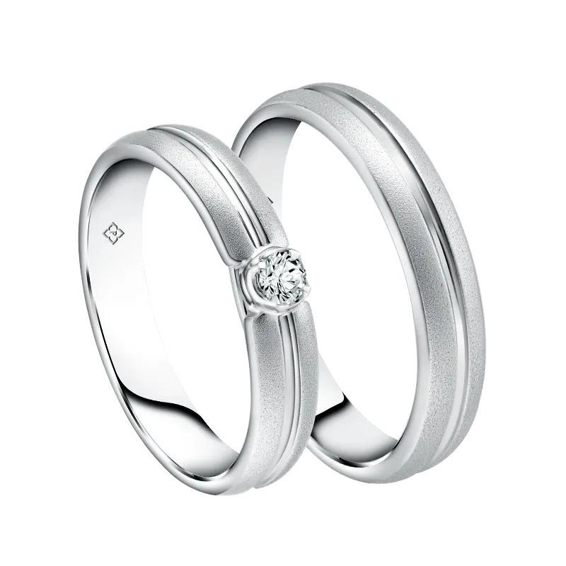 Desain klasik dengan sentuhan sleek, cincin kawin Sejoli Permata Hati populer di kalangan pasangan modern