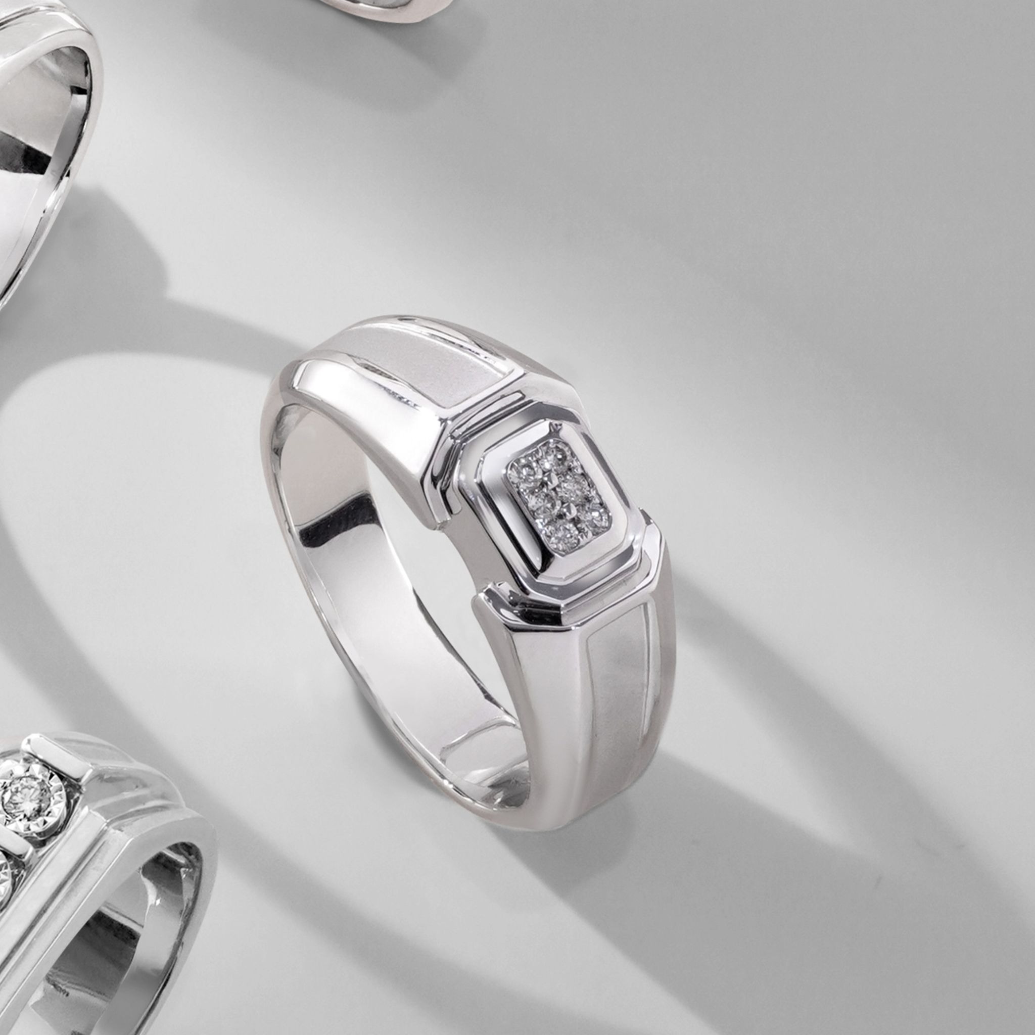 Model cincin pria elegan bertabur berlian pancarkan kesan maskulin dan mapan