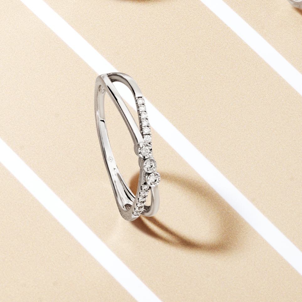 Keunikan cincin twist yang membuat penampilan Anda terlihat unik dan anggun