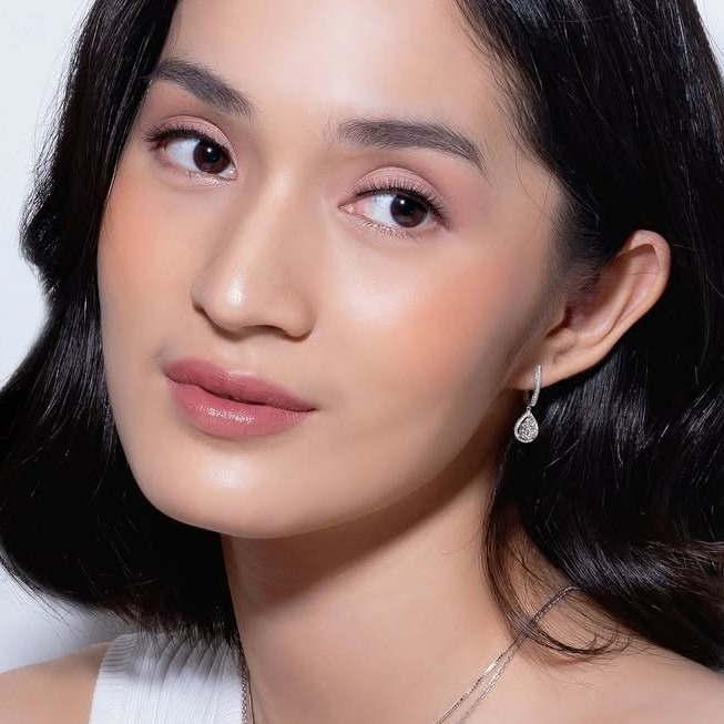 Tambahkan Kilau Berlian Lembut untuk Setiap Outfit Cantik Anda