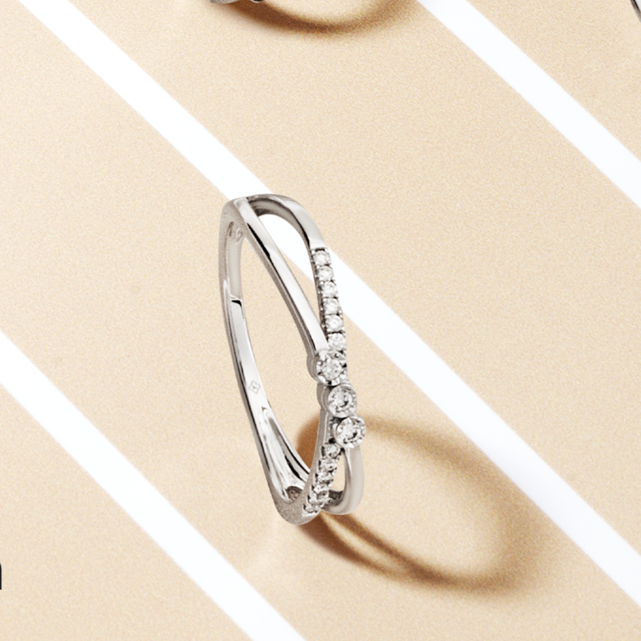Pesona cincin twist unik dengan tatahan berlian elegan sempurnakan penampilan di berbagai acara