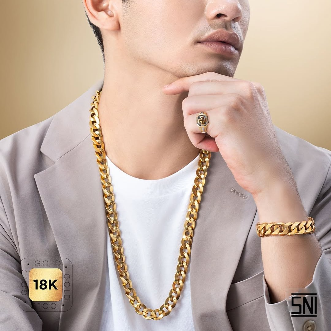 Kalung emas model chain yang memberi kilau standout untuk look para pria
