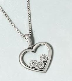 Liontin hati dengan detail berlian memukau buat penampilan semakin manis