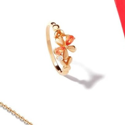 Model cincin dengan desain floral yang manis