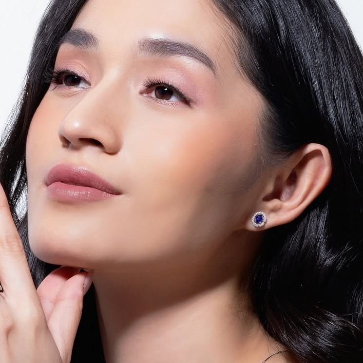 Warna memikat dari precious stones membuat penampilan lebih standout