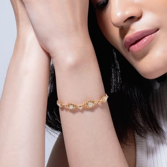 Pesona gelang emas dengan berlian koleksi Nusantara