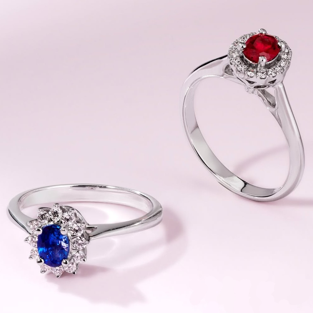 Warna-warni cantik dari batu permata membuat cincin tunangan lebih unik