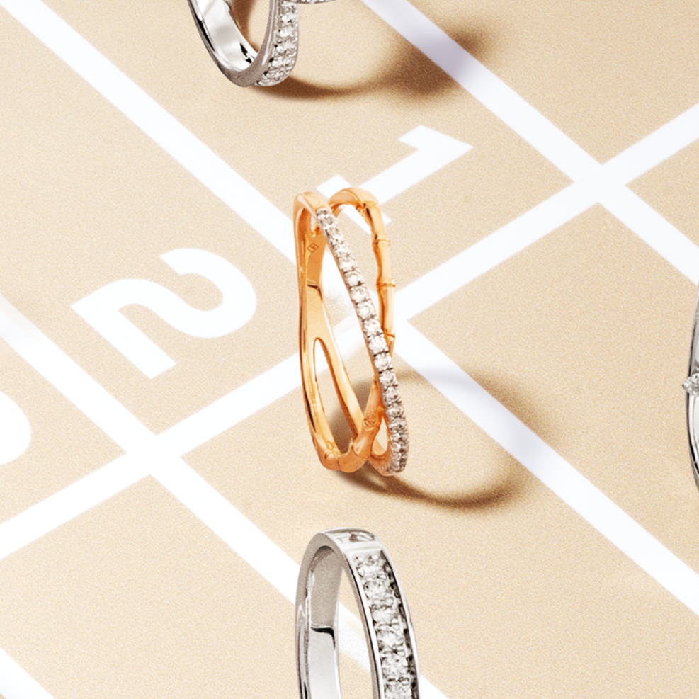 Pola unik dari cincin twist memberikan sentuhan anti-mainstream namun tetap elegan