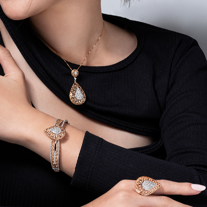 Gelang Emas Glamour Berhiaskan Berlian Untuk Tampil Memukau Tahun Ini