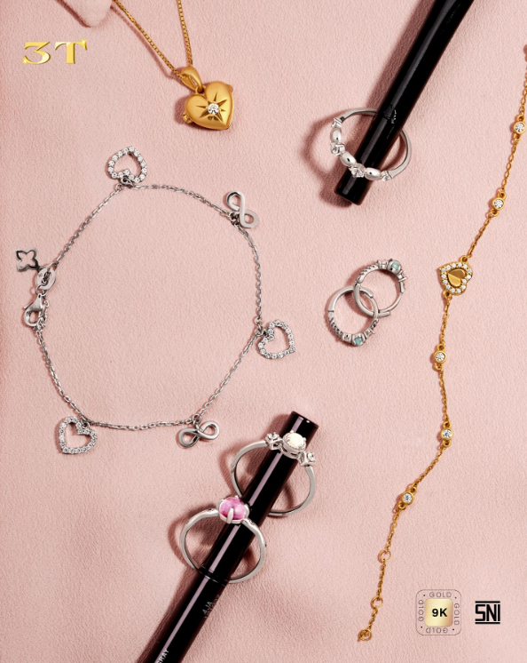 Charm Bracelets dengan Aksen Hati
