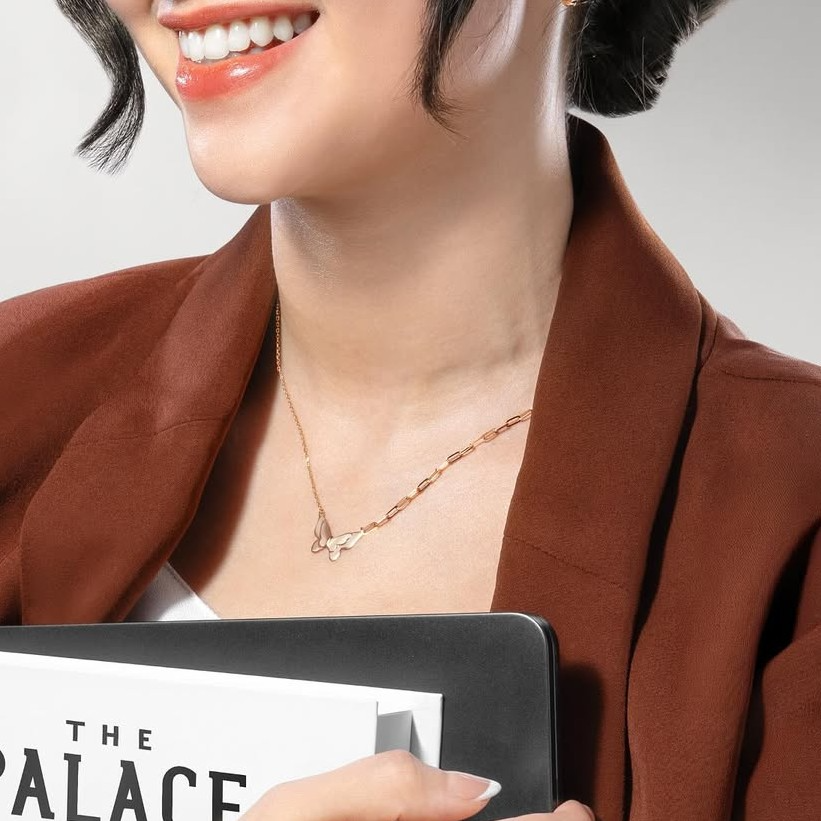 Berikan Kalung cantik yang memancarkan pesona istri tercinta