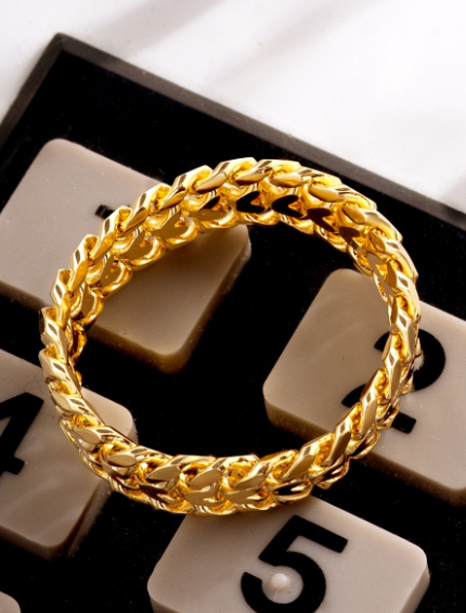 Cincin Emas Terbaru Warna Yellow Gold dengan Jalinan Anyaman Rantai