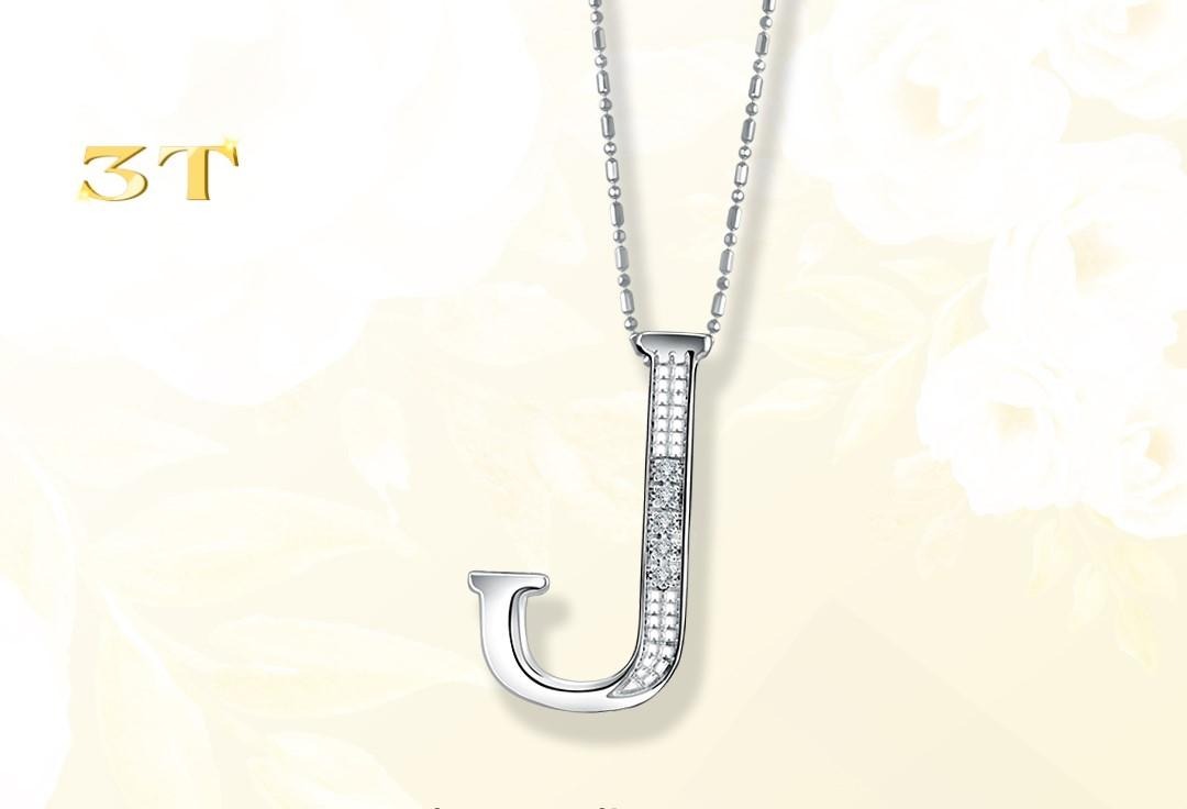 Liontin inisial huruf J yang manis dan lembut