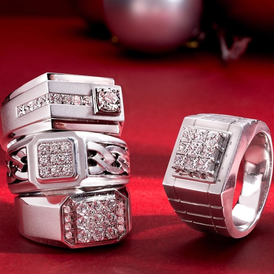 Kilau berlian pada cincin pria The Palace Jeweler dengan desain yang maskulin